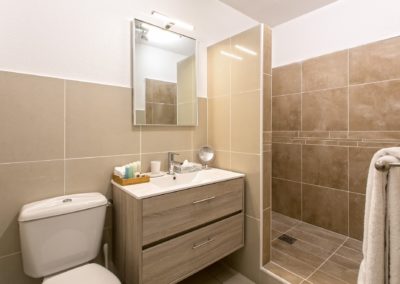 STUDIO BLEU EMERAUDE BATHROOM
